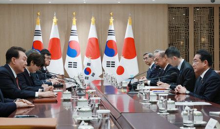 在日韓領袖會談上發言的韓國總統尹錫悅（左）。右為首相岸田文雄＝7日下午、首爾・總統府