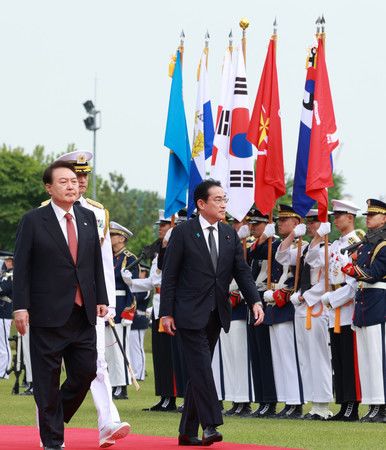 親臨歡迎儀式的韓國總統尹錫悅（左）與首相岸田文雄＝7日下午、首爾・總統府