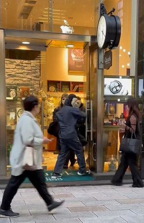 進入高級鐘錶店搶劫的3人組強盜＝8日下午、東京都中央區（目撃者提供）