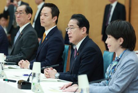 在首次AI戰略會議上發言的首相岸田文雄（右起第2人）＝11日上午前、首相官邸