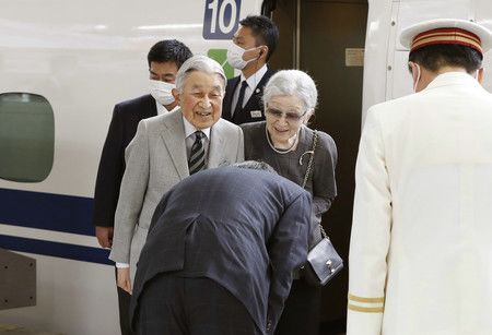 往京都出發的上皇夫妻＝14日上午、JR東京站（代表攝影）