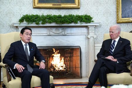 在美國白宮內與首相岸田文雄（左）會談的總統拜登＝1月13日、華盛頓（AFP時事）