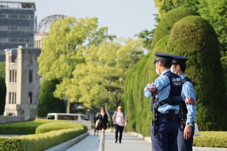 在和平記念公園進行警戒的警察官＝16日下午後、広島市中區