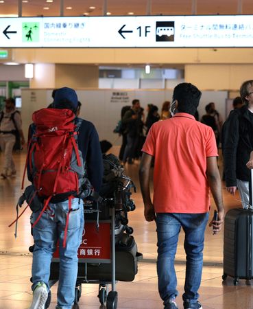 入境日本的人們＝4月29日、東京・羽田空港（資料照片）