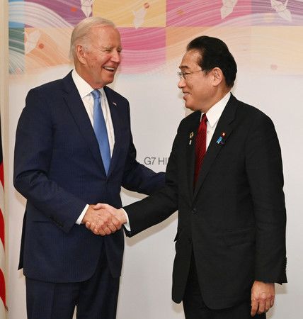 領袖會談前握手的首相岸田文雄（右）與總統拜登＝18日下午、廣島市中區（代表攝影）