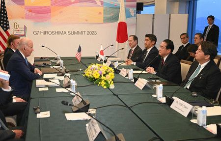 進行會談的首相岸田文雄（右起第2人）與美國總統拜登（左手前）＝18日、廣島市中區（代表攝影）