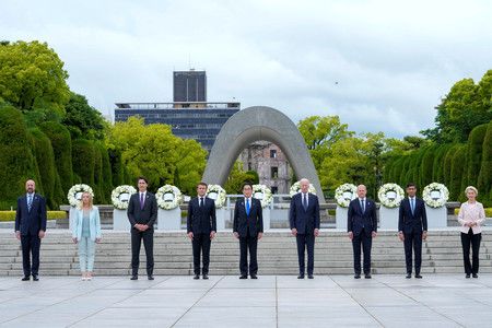 在和平記念公園內獻花後、合影留念的拜登總統（右起第4人）、首相岸田文雄（中央）等G7首腦＝19日下午、廣島市中區（路透時事）