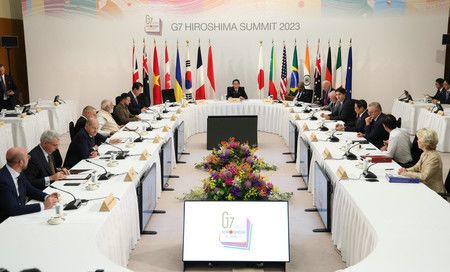 首相岸田文雄（中）於擴大版的 G7 峰會上發表講話，烏克蘭總統澤倫斯基也出席此次峰會＝21日下午、廣島市南區（代表攝影）