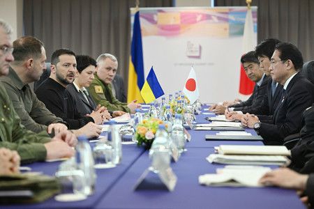 首相岸田文雄（右）會見烏克蘭總統澤倫斯基（左三）＝21日下午、廣島市中區的廣島國際會議場（代表攝影）