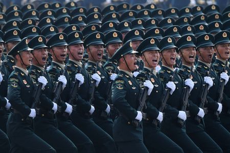 在北京的天安門廣場進行閱兵行進的中國軍隊士兵＝2019年10月（AFP時事）