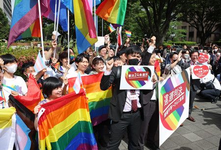 名古屋地方法院針對同性婚姻訴訟作出裁決後，律師們舉著寫有「違憲判決」等字樣的文字＝30日下午、名古屋中區