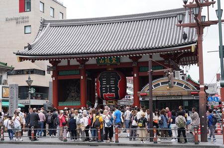 訪日外國人觀光客等相當熱鬧的淺草・雷門前＝22日、東京都台東區