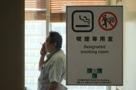 吸菸的男性＝2021年6月、東京都中央區