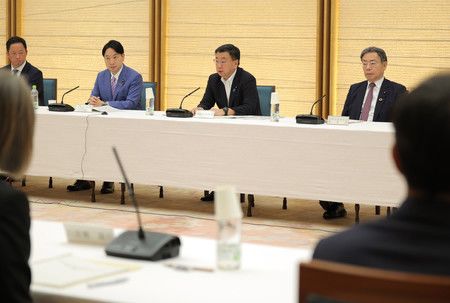 在男女共同參與會議上發言的官房長官松野博一（後右起第2人）＝5日下午、首相官邸