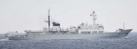 進入屋久島附近的日本領海的中國海軍調查船＝8日（防衛省統合幕僚監部提供）