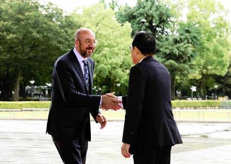 岸田文雄歡迎前來日本參加七大工業國集團廣島峰會的歐盟（EU）主席米歇爾（左）＝5月19日、廣島市