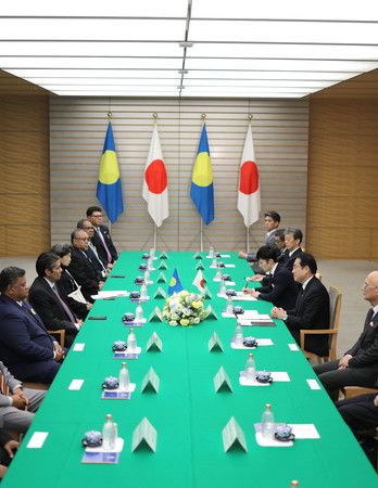 會談中的首相岸田文雄（右起第2人）與帛琉總統惠恕仁（左起第2人）＝14日下午、首相官邸