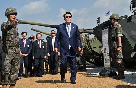 5月15日，韓國總統尹錫悅（中）在韓國北部京畿道抱川視察美韓兩國軍隊的聯合火力演習。（EPA時事）