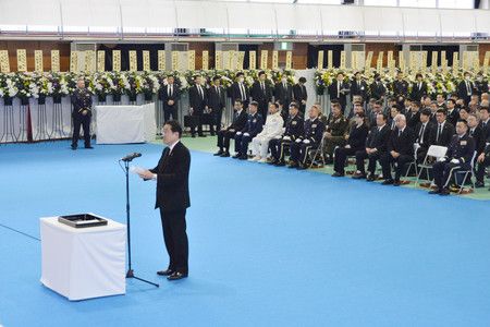 首相岸田文雄（前）在陸上自衛隊直升機事故的葬禮上宣讀哀悼詞＝18日上午、熊本市（陸自西部方面隊提供）