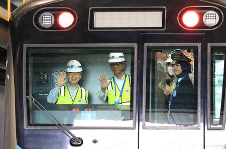 天皇陛下在參觀雅加達捷運站後，從司機的座位上揮手致意＝18日上午、雅加達（代表攝影）