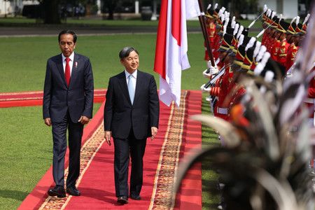 出席歡迎儀式的天皇陛下和印尼總統佐科威＝19日上午、西爪哇州（代表攝影・時事）