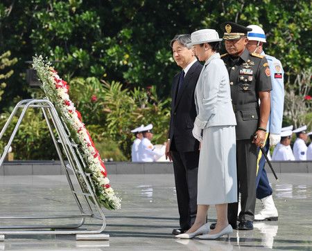 向卡利巴達烈士公墓英靈碑獻花致意的天皇、皇后兩陛下＝20日上午、印尼・雅加達（代表攝影・時事）