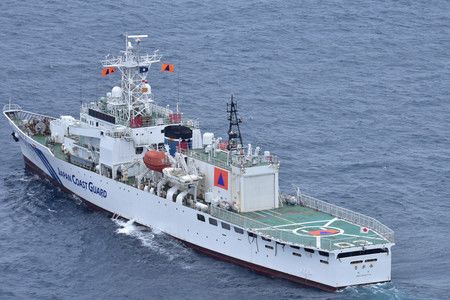 日本海上保安廳巡邏船「相模」號根據統制要領與防衛省一起參加首次實際訓練。 在船體等處貼有「特殊標章」，表明其從事非軍事活動。＝22日、伊豆大島東方（海保提供）