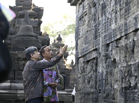 天皇陛下參觀位於日惹古城郊區的世界遺產婆羅浮屠寺廟＝22日上午、印尼・中爪哇州（代表攝影・時事）