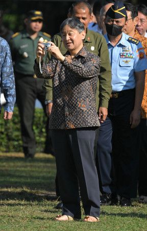 天皇陛下參觀世界遺產婆羅浮屠寺並用相機拍照＝22日上午、印尼・中爪哇州（代表攝影・時事）