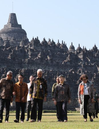 天皇陛下結束對婆羅浮屠寺的訪問＝22日上午、印尼・中爪哇州（代表攝影・時事）