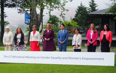 出席七大工業國（G7）性別平等和婦女賦權部長會議的部長們合影留念。 右四是男女平等擔當大臣小倉將信＝25日上午、栃木縣日光市