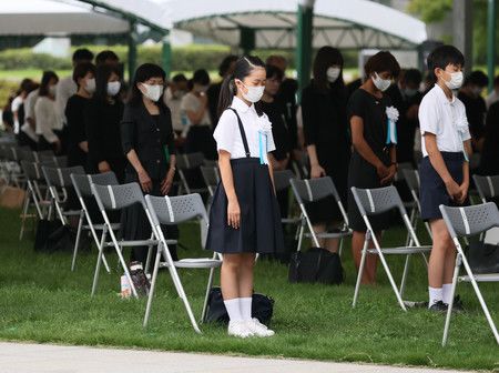 和平紀念儀式上，默禱的參加人員（8月6日上午於廣島市中區的和平紀念公園）