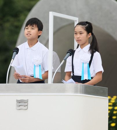 和平紀念儀式上，誓言保持永久和平的孩童代表長倉菜摘（右）與大森俊佑（8月6日上午於廣島市中區）