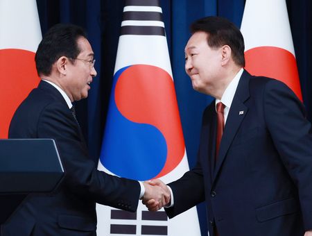 韓國的總統尹錫悅（右）與日本首相岸田文雄握手＝5月7日、韓國・首爾的總統府