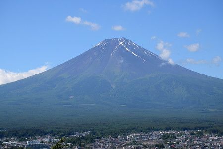 即將開放的富士山。 山間小屋住宿湧進大量的訂單＝17日、山梨縣富士吉田市