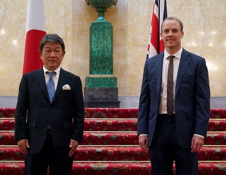 8月5日與英國外交大臣拉布會談的日本外務大臣茂木敏充（左），（英國首相官邸提供）