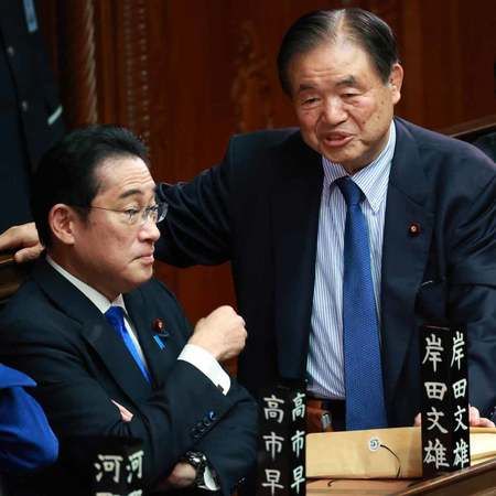 3月24日、於眾議院本會議場中與首相岸田文雄（左）交談的自民黨總務會長遠藤利明