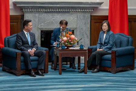 3日於台北的總統府內、與前外相前原誠司（左）會談的台灣蔡英文總統（總統府提供・時事）