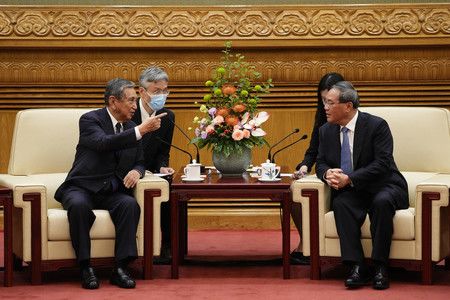 7月5日，前眾議院議長河野洋平在北京人民大會堂會見中國國務院總理李強（右）。（官方代表攝影）