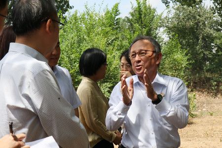 7月4日，沖繩縣知事玉城丹尼（右）在北京郊區向中國外交部官員講解琉球和沖繩文化。