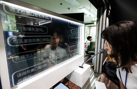 安裝在西武新宿站窗口的系統，可自動翻譯對話並將其顯示在透明顯示螢幕上＝5日上午、東京都新宿區