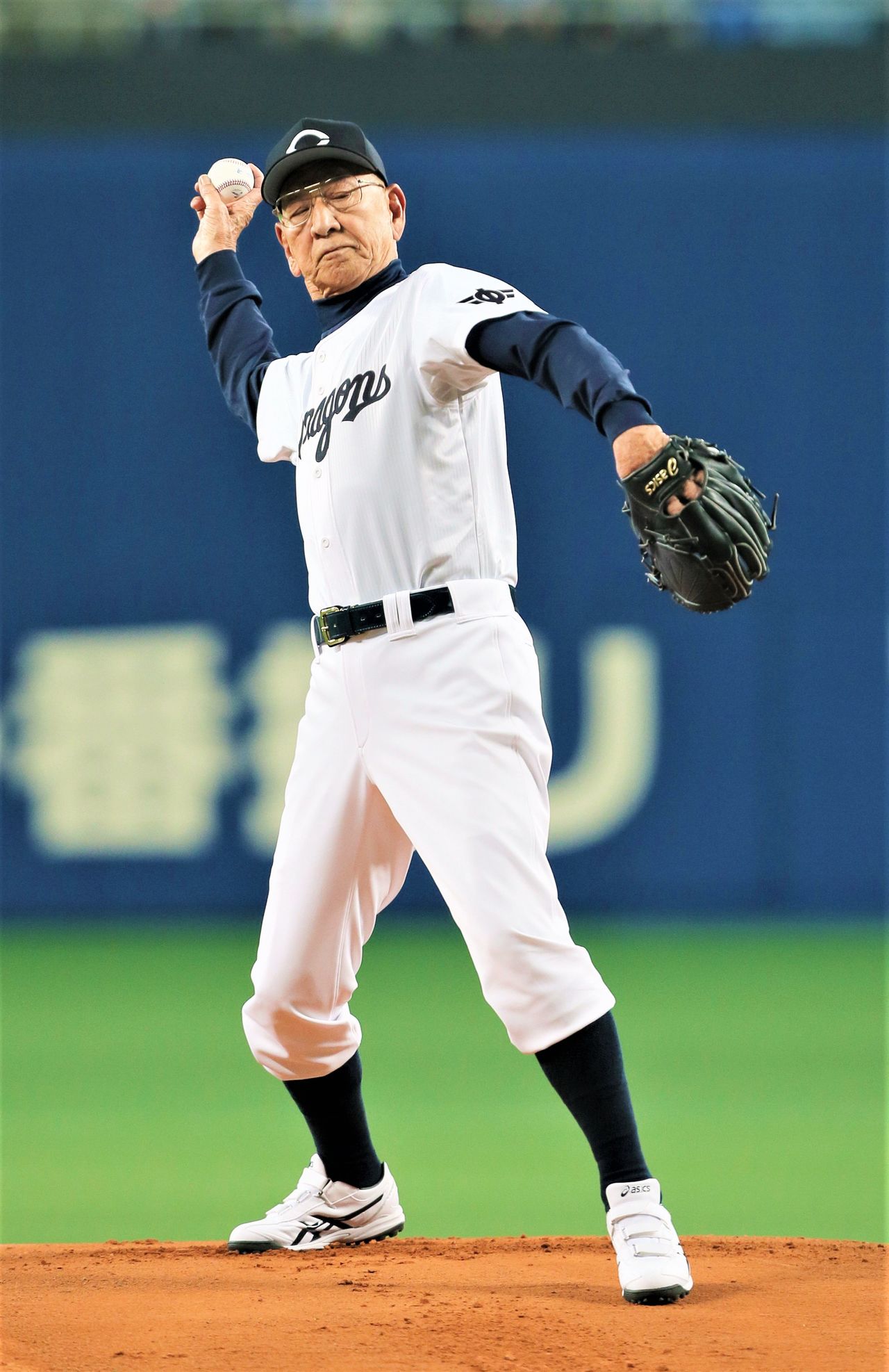 中日龍隊名譽OB會長杉下茂在職業棒球中日龍隊對戰廣島東洋鯉魚隊的開球儀式上投球，2016年3月29日，名古屋巨蛋球場（時事）