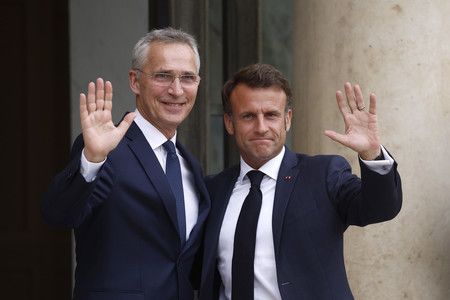 北大西洋公約組織（NATO）的秘書長史托騰柏格（左）和法國總統馬克宏，2023年6月28日，法國巴黎（EPA時事）