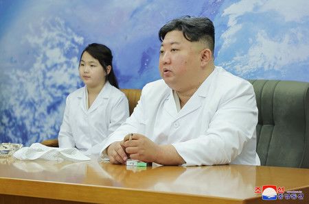 北韓朝鮮勞動黨總書記金正恩（右）＝5月16日、攝影場所不明（朝鮮中央通信發布）（AFP時事）