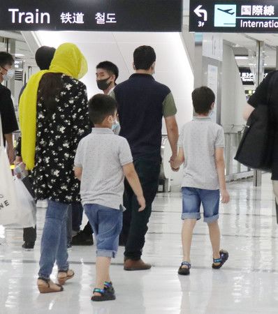 抵達成田機場、被列為日本政府避難對象的阿富汗人們＝2021年9月、千葉縣成田市