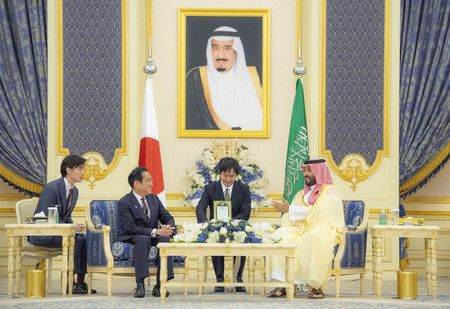 與沙烏地阿拉伯王儲穆罕默德會談的首相岸田文雄（左二）＝16日、沙烏地阿拉伯・吉達（EPA時事）