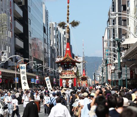 睽違4年重新舉辦的往年例行祭典，祇園祭的「山鉾巡行」＝17日上午、京都市