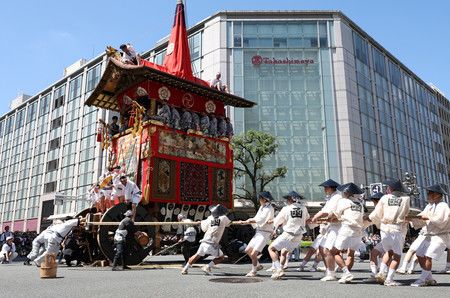 祇園祭「山鉾巡行」的「辻轉」＝17日上午、京都市