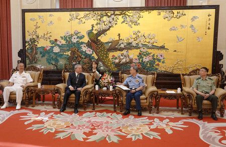 17日、在北京與訪中團團長柳田篤志（左）一同會談的中國解放軍中央軍委聯合參謀部副參謀長景建峰（右起第2人）等人（笹川平和財團提供・時事）