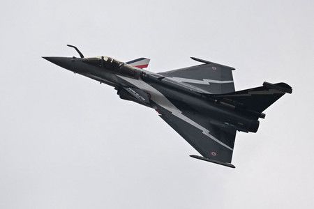 飆風戰鬥機＝6月、巴黎郊外上空（AFP時事）